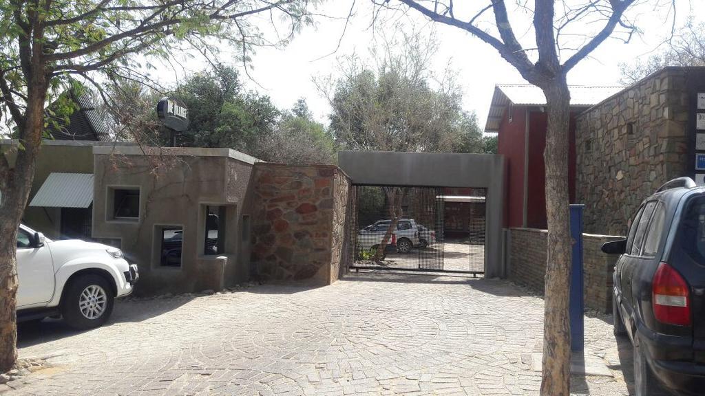 Village Executive Suites Windhoek Extérieur photo